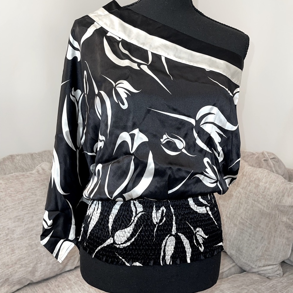 NWT One Shoulder Bebe Top 🖤🤍